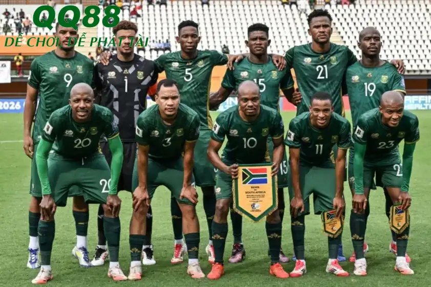 Nam Phi có sự góp mặt Percy Tau (số 10), cầu thủ hiện tại đang khoác áo CLB Thép Xanh Nam Định (Ảnh: SI). Nam Phi có sự góp mặt Percy Tau (số 10), cầu thủ hiện tại đang khoác áo CLB Thép Xanh Nam Định (Ảnh: SI).