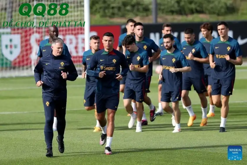 Sự hiện diện của Cristiano Ronaldo cũng giúp Bồ Đào Nha duy trì mối đe dọa thường trực trong vòng cấm. (Ảnh: Goal) Sự hiện diện của Cristiano Ronaldo cũng giúp Bồ Đào Nha duy trì mối đe dọa thường trực trong vòng cấm. (Ảnh: Goal)